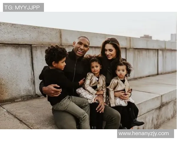 马布里与妻子合体亮相活动，甜蜜互动获粉丝点赞